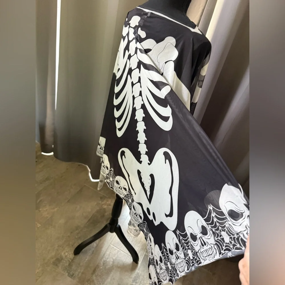 Victoria Harbour Black and White Garment - Picture 4 of 6